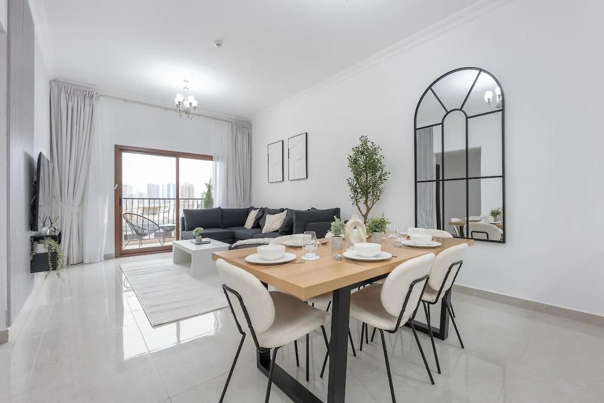 Appartamento Elegant 2-Bedroom With Modern Kitchenette In Jvc Dubai